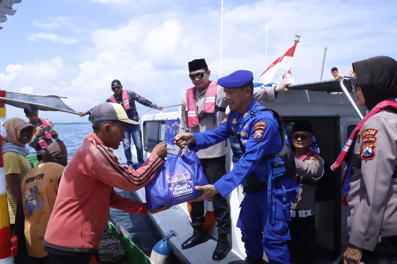 SATPOLAIRUD POLRES SITUBONDO BERBAGI BANTUAN SOSIAL RAMADHAN KEPADA NELAYAN PESISIR