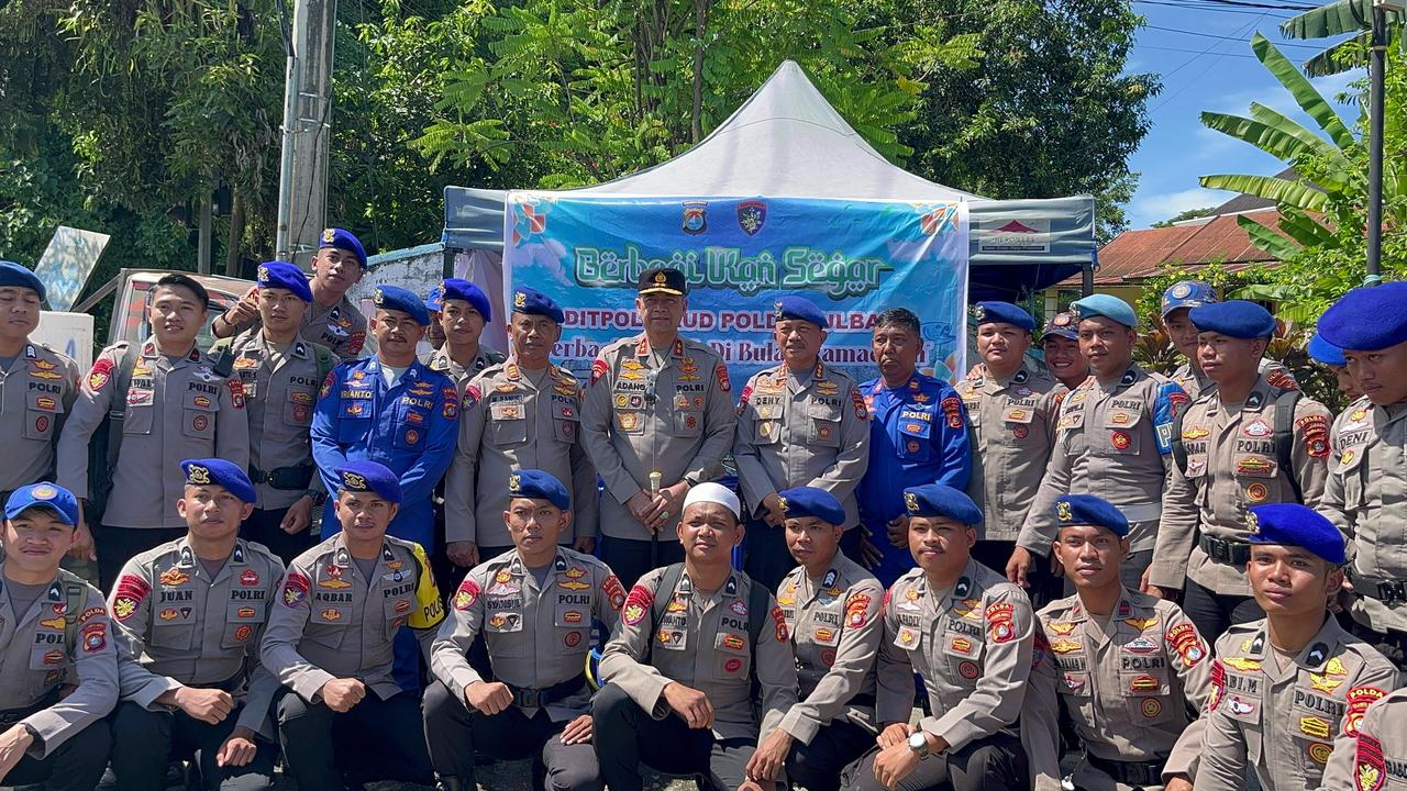 Kapolda Sulbar Bersama Dir Polairud Gelar Aksi Sosial Bagikan Ikan Segar Gratis untuk Warga