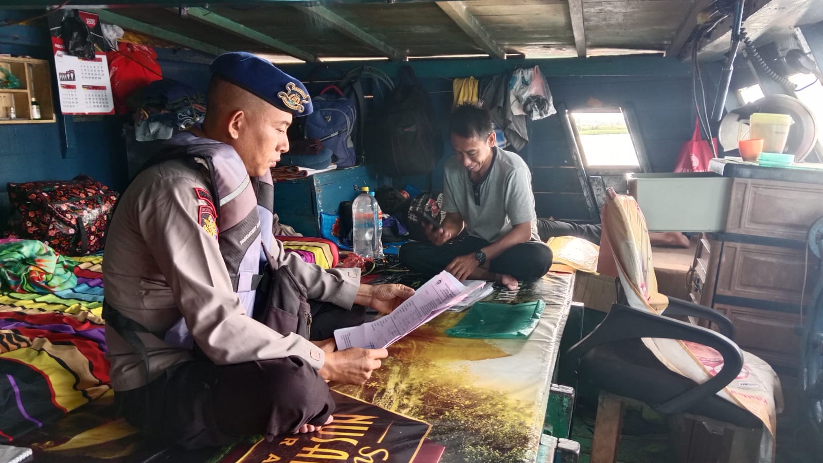 PATUH SAAT BERLAYAR KP. VI-10-06 SUNGAI RAYA PERIKSA KELENGKAPAN KAPAL