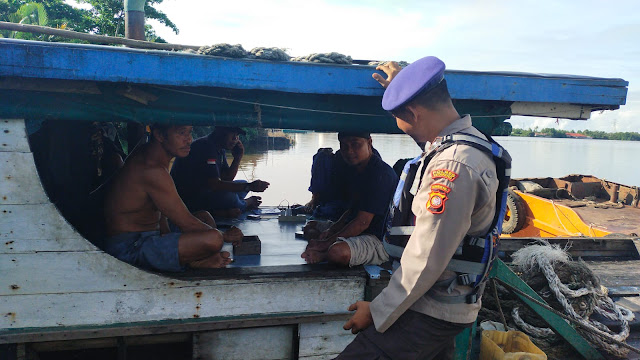Patroli Perairan, Sat Polairud Polres Ketapang Himbau ABK Jaga Keselamatan dan Patuhi Aturan