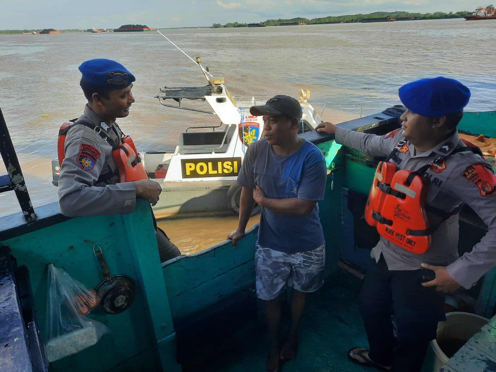 Sat Polairud Polres Kutai Kartanegara Melaksanakan Sambang ke Masyarakat Nelayan