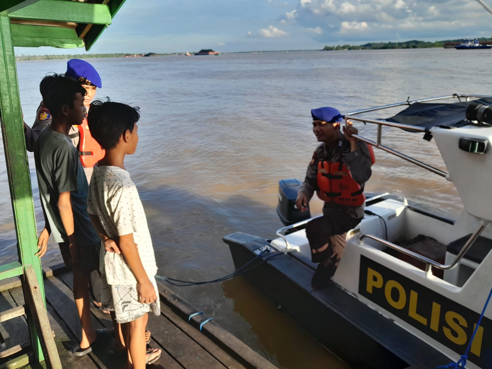 Sat Polairud Polres Kutai Kartanegara Himbau Anak-Anak untuk Berhati-hati saat Bermain di Pinggiran Sungai