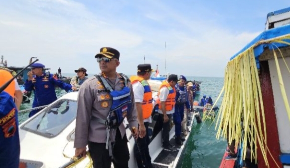 Dihadiri Ratusan Warga, 62 Personel Polresta Pati Kawal Kemeriahan Tradisi Sedekah Laut Bajomulyo