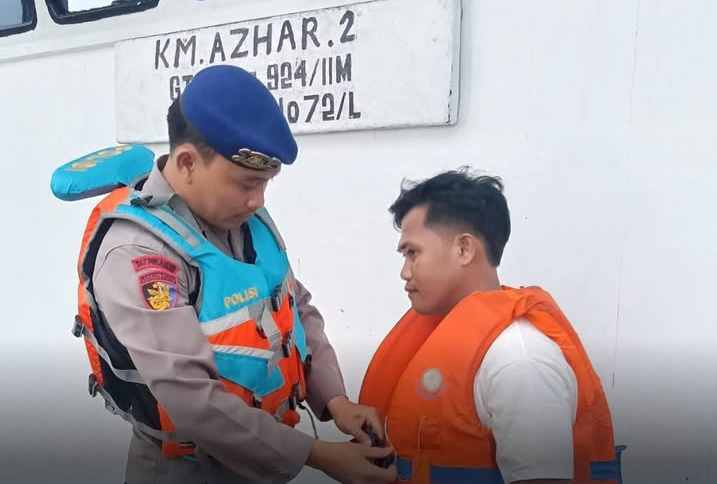 Idul Fitri Tetap Bertugas, Sat Polairud Polres Tarakan Edukasi Penggunaan Life Jaket