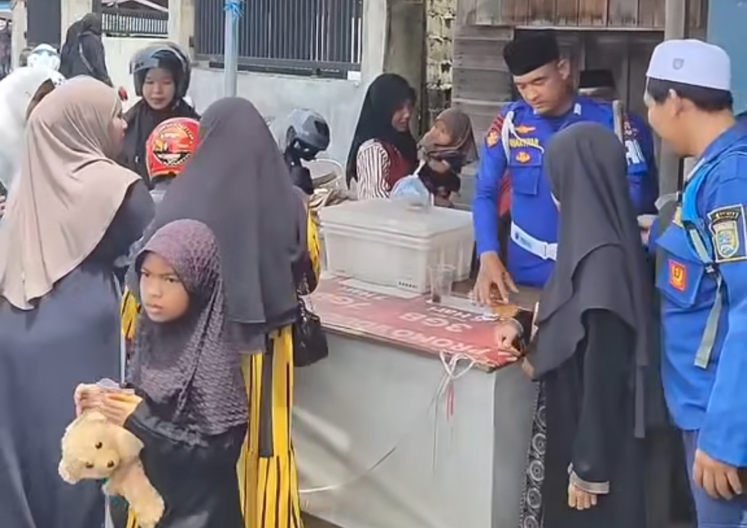 Polairud Polda Kalsel Borong Dagangan Pedagang di Haul Datu Kelampayan
