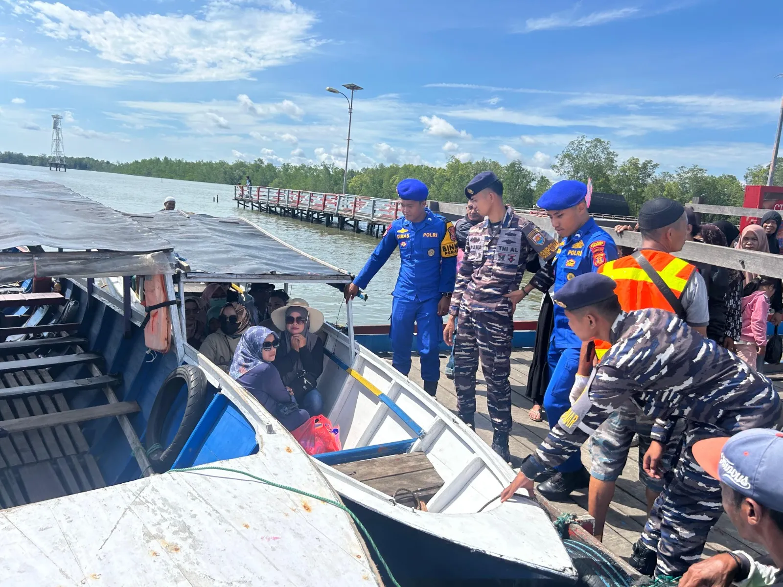 Sat Polairud Polres Paser bersama TNI AL Sinergi Lakukan Pengamanan Bersama serta Beri Sosialisasi di Pantai Pasir Mayang