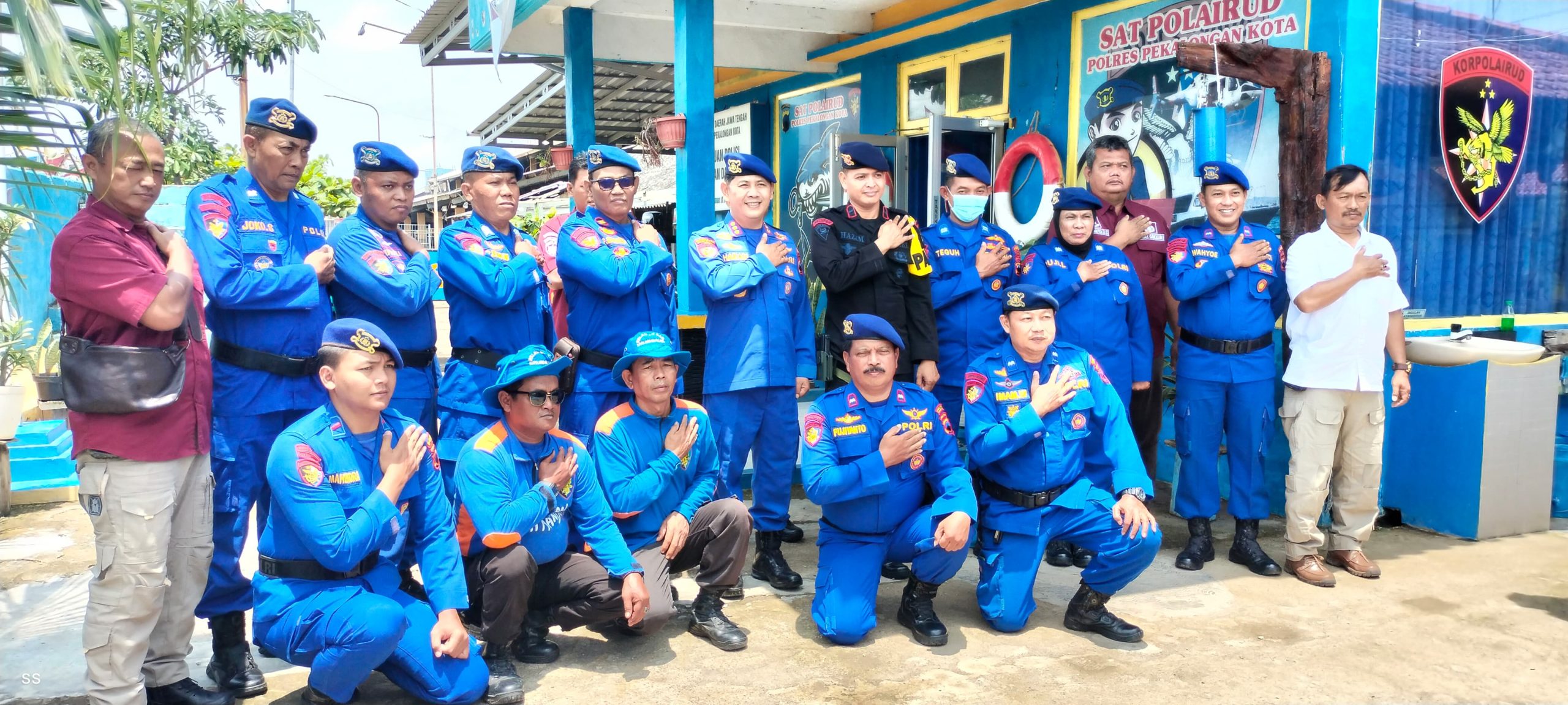 RELAWAN SAR ARNAVAT MEMBANTU DITPOLAIRUD POLDA JATENG MENGAMANKANNYA OBYEK WISATA SEPANJANG PESISIR JAWA TENGAH