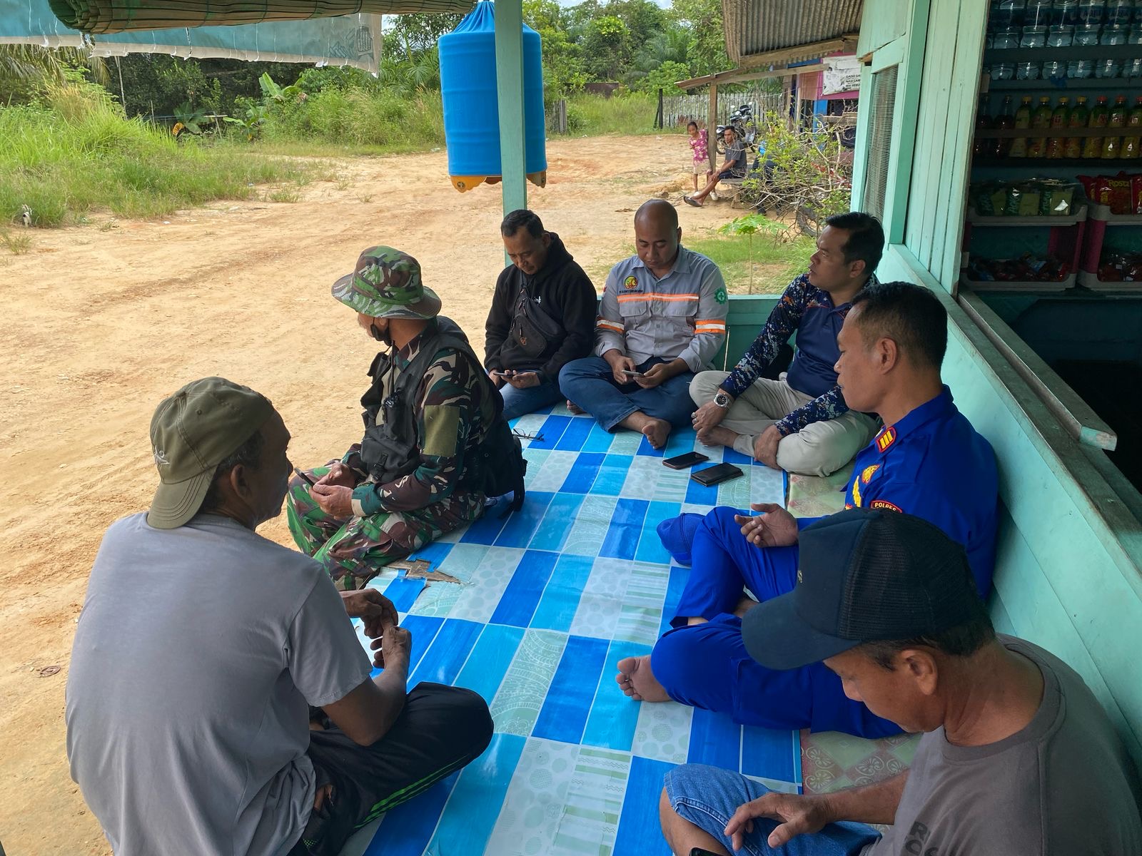 Personil sat polairud Polres Kutim melaksanakan kegiatan binmas perairan sambang para nelayan guna memberikan himbauan keselamatan