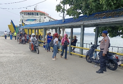 Personel Polairud Polda Maluku Amankan Arus Balik Lebaran di Pelabuhan Hunimua Liang