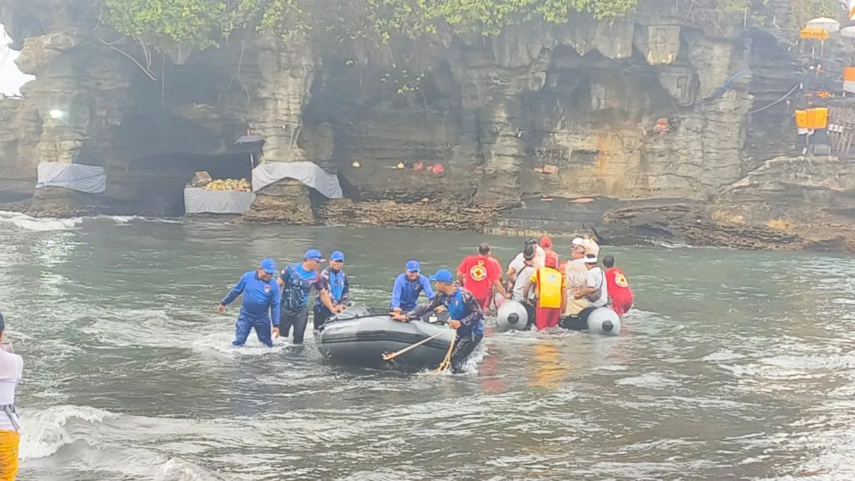 Air Laut Pasang, Sat Polair Polres Tabanan dan Balawista Kerahkan Perahu Karet Seberangkan Pemedek ke Pura Luhur Tanah Lo