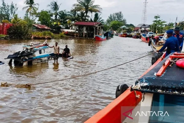 Satpolairud Polres Aceh Barat evakuasi kapal Nelayan karam di sungai