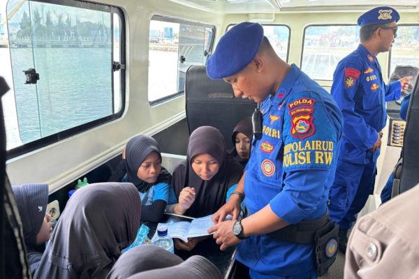 Mengunjungi Klinik dan Perpustakaan Terapung Satpolairud Polres Lobar, Ajak Anak Budayakan Membaca, Rutin Cek Kesehatan Warga Pelabuhan