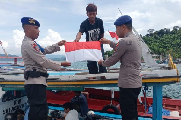Sat Polairud Polres Pesawaran dan Polda Lampung Bagikan Bendera Merah Putih di Laut, Sambut HUT RI ke-80