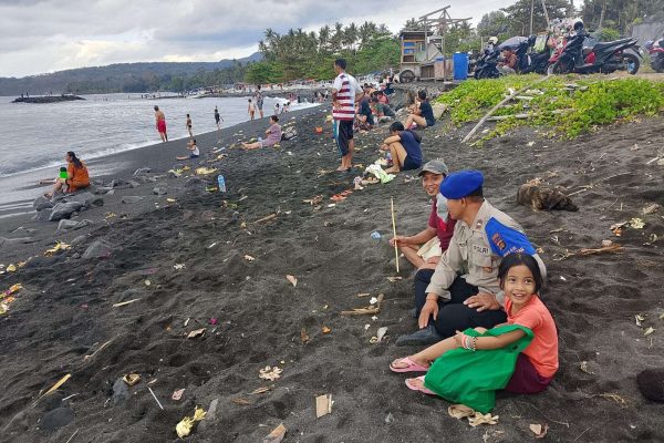 Sat Polairud Karangasem Amankan Tradisi Banyu Pinaruh