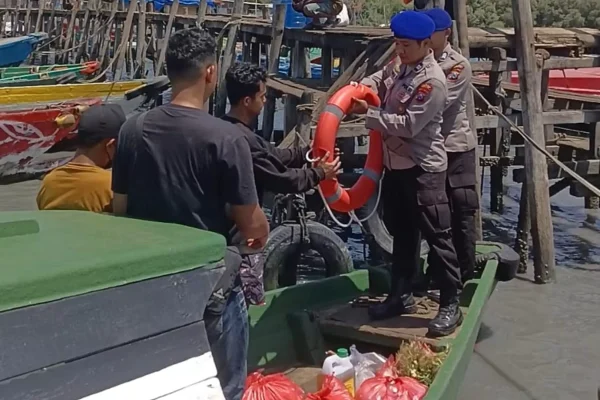 Perairan Utara Gresik Dilanda Angin Kencang, Nelayan Diimbau Batasi Aktivitas Melaut, Polairud Polres Gresik Bagikan Alat Keselamatan