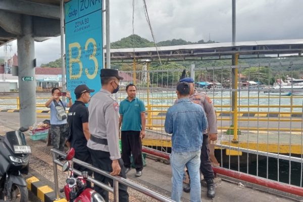 Perketat Pelabuhan Padangbai, Sat Polairud Polres Karangasem Bersinergi Periksa Kendaraan dan Penumpang KMP PBK Muryati