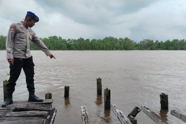 Sat Polairud Cek Volume Sungai di Dermaga Kuala Pembuang
