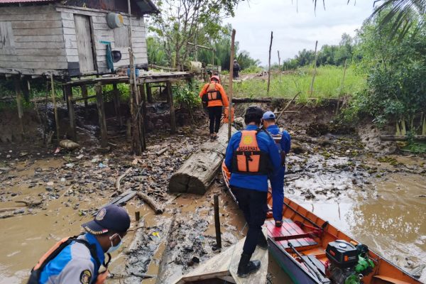 Sat Polairud Polres Kukar dan Tim SAR Gabungan Evakuasi Korban Diterkam Buaya di Muara Jawa