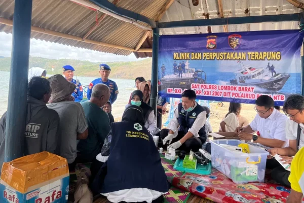 Kapal Polairud Jadi Klinik dan Perpustakaan Terapung di Sekotong