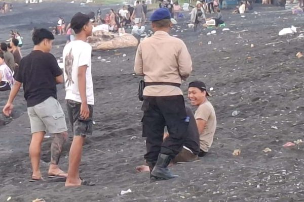 Polairud Polres Klungkung Amankan Pelabuhan dan Tradisi Banyu Pinaruh di Pantai Watu Klotok