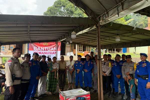Korps Kepolisian Perairan dan Udara (Korpolairud) Baharkam Polri melaksanakan giat kemanusiaan dalam rangka membantu masyarakat yang terdampak bencana banjir bandang dan Tanah Longsor diKec. mauponggo Kabupaten nagekeo Nusa Tenggara Timur (NTT)