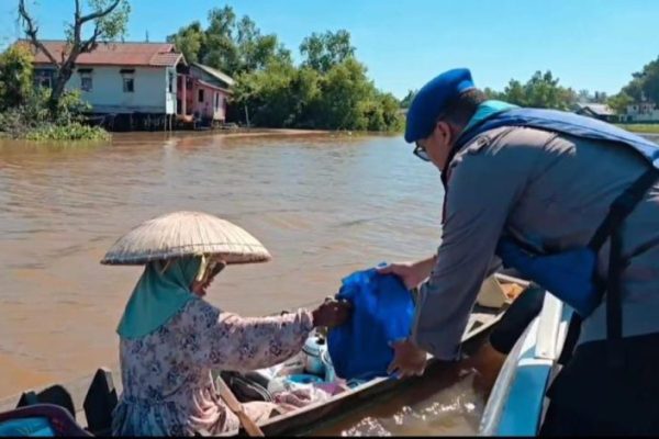 Sat Polairud Polresta Banjarmasin Tebar Kebaikan di Sungai Lewat Program Jumat Berkah