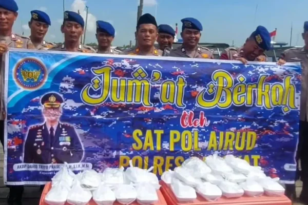 Jumat Berkah, Sat Polairud Polres Langkat Bagikan Paket Makanan Kepada Nelayan dan Masyarakat