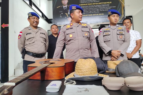 Polisi Tangkap Dua Nelayan Pencuri Barang Turis Asing