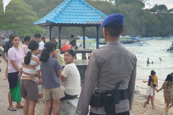 Patroli Humanis Sat Polairud Karangasem di Pantai Candidasa