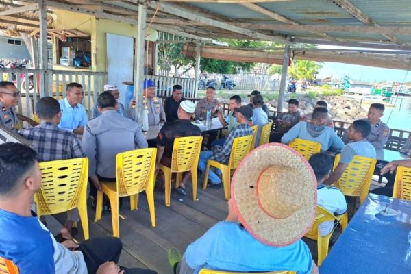 Kasat Polairud Polres Aceh Timur Ngopi Bareng Dengan Panglima Laut dan Nelayan