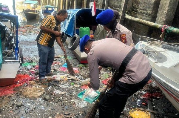 Polairud Polres Meranti Bersih-bersih Sungai Wujudkan Green Policing