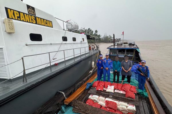 KP. Anis Macan – 4002 Amankan Kapal Bermuatan Sembako Tanpa Dokumen Karantina di Perairan Jambi