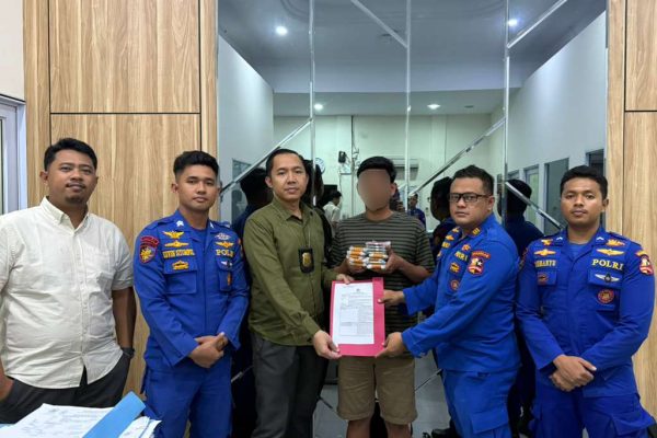 KP. Kutilang-5005 berhasil menggagalkan upaya penyelundupan puluhan unit handphone yang diduga akan dikirim secara ilegal dari Pelabuhan Pengumpan Sekupang, Batam.