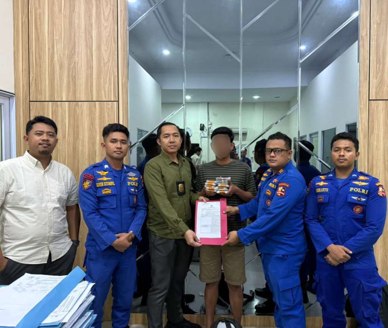 KP. Kutilang-5005 berhasil menggagalkan upaya penyelundupan puluhan unit handphone yang diduga akan dikirim secara ilegal dari Pelabuhan Pengumpan Sekupang, Batam.