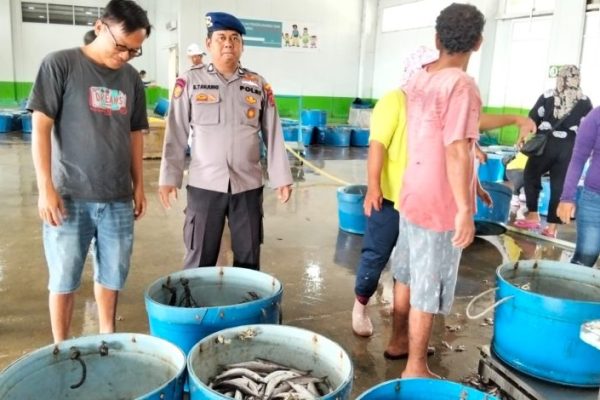 POLAIRUD POLRES SIBOLGA GELAR BINLUH DAN HIMBAUAN KAMTIBMAS KEPADA NELAYAN DI TPI PPN KELURAHAN PONDOK BATU