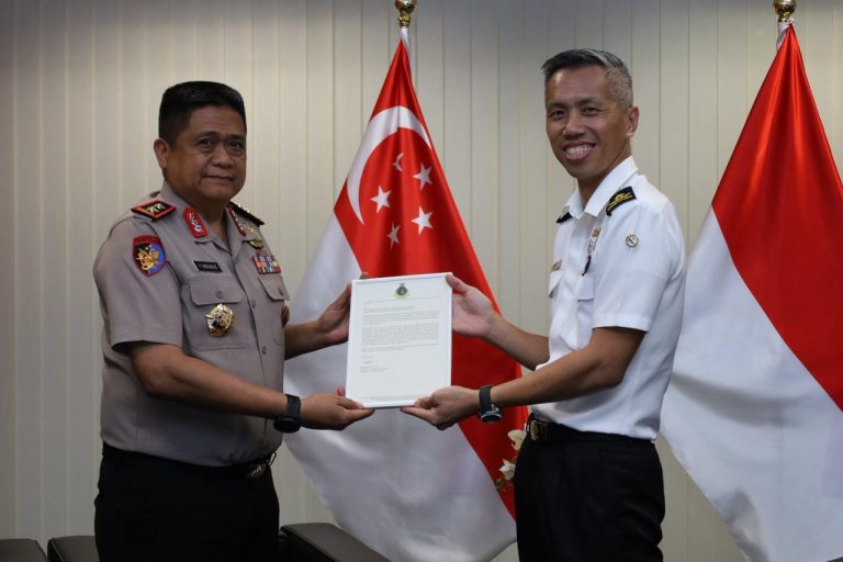 Kakorpolairud menerima penghargaan dari MARSEC dan Information Fusion Centre (IFC) Singapura