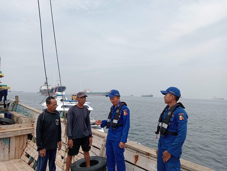 KP. SBU-017 Laksanakan Giat Patroli Rutin dan Bantu Evakuasi excavator long arm tersangkut di Perairan Teluk Jakarta